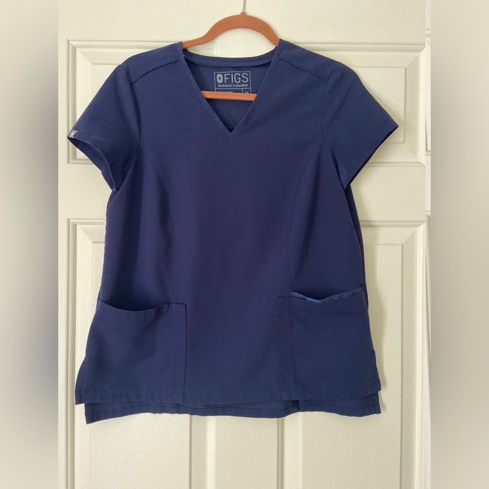 FIGS Navy Women’s Gaya top!